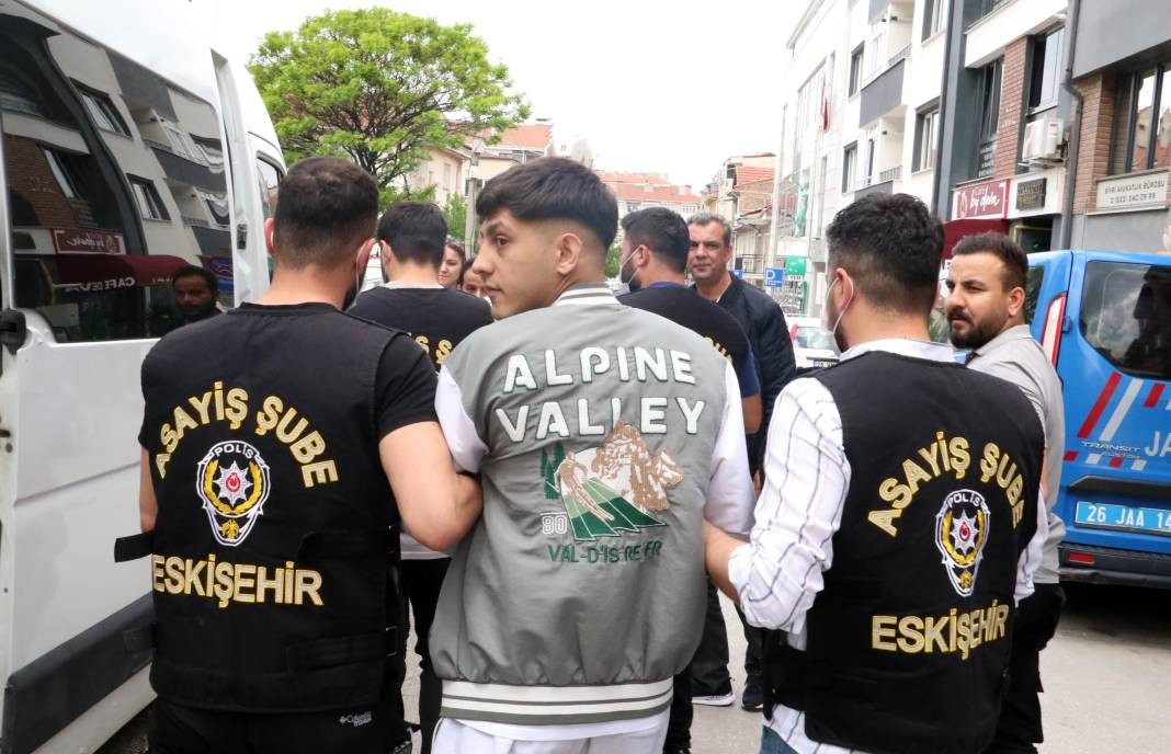 Eşini ve çocuğunu bıçaklayan Afgan’ı yaralayan 2 genç hapse girdi. Adalet ölürse devlet ölür demişler - Resim: 9